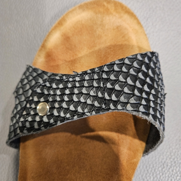ERIC MICHAEL SIZE 39 US 8.5/9 Nadia Black Cobra Print Piel Natural Wedge Sandal - Picture 12 of 14